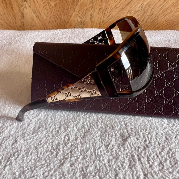 GUCCI
Tortoise Shell Frame GG Sunglasses - 2998 - Picture 9 of 14